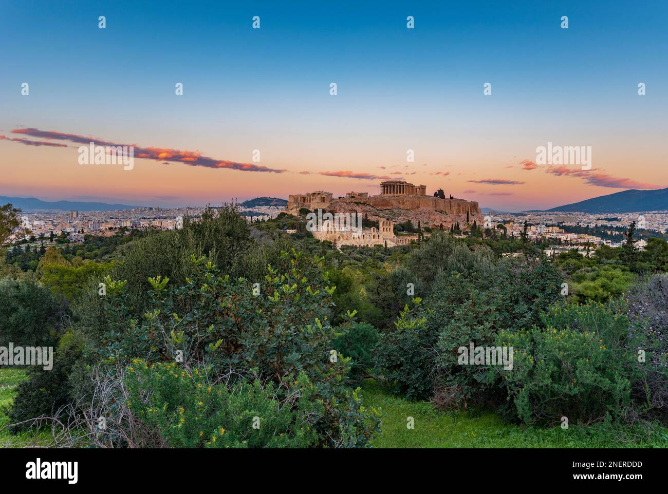 Blick auf die Akropolis von Athen vom Philopappos-Hügel in der Abenddämmerung Stockfoto