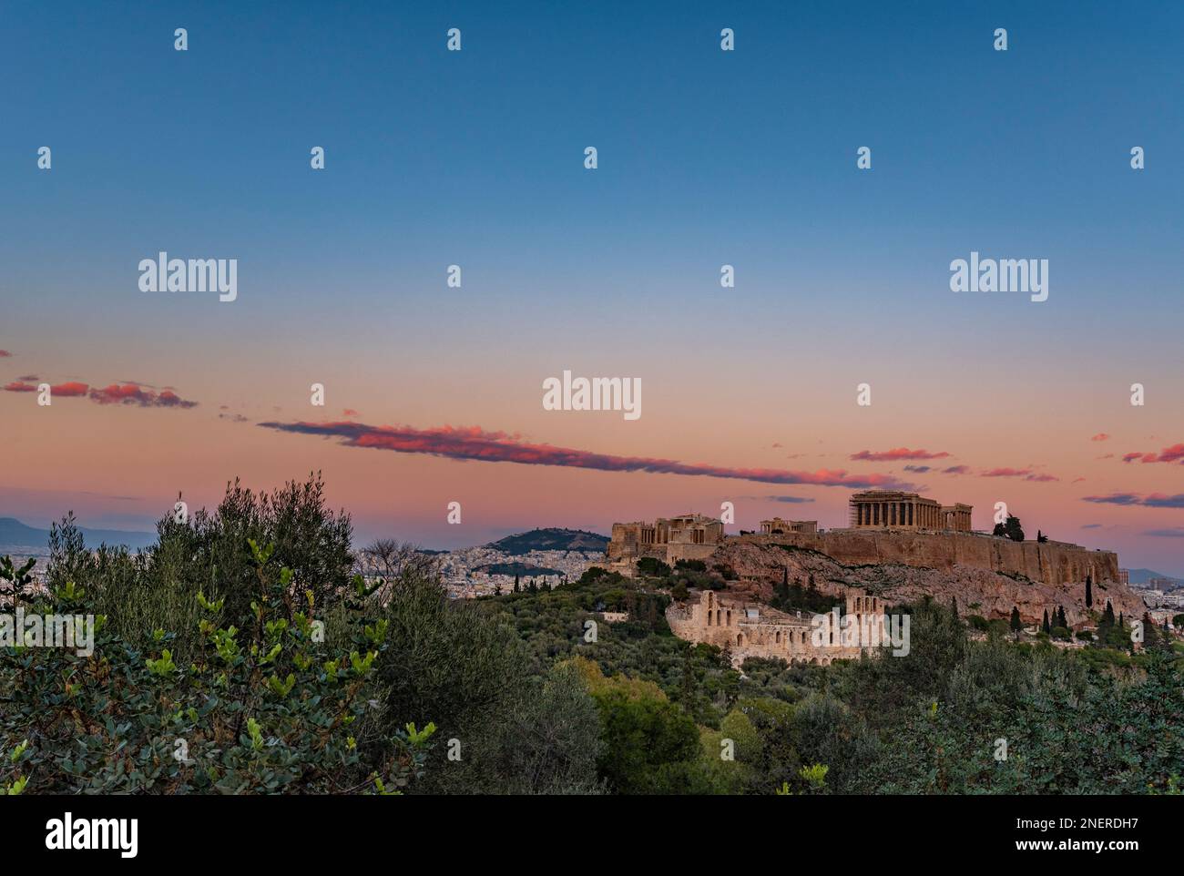 Blick auf die Akropolis von Athen vom Philopappos-Hügel in der Abenddämmerung Stockfoto