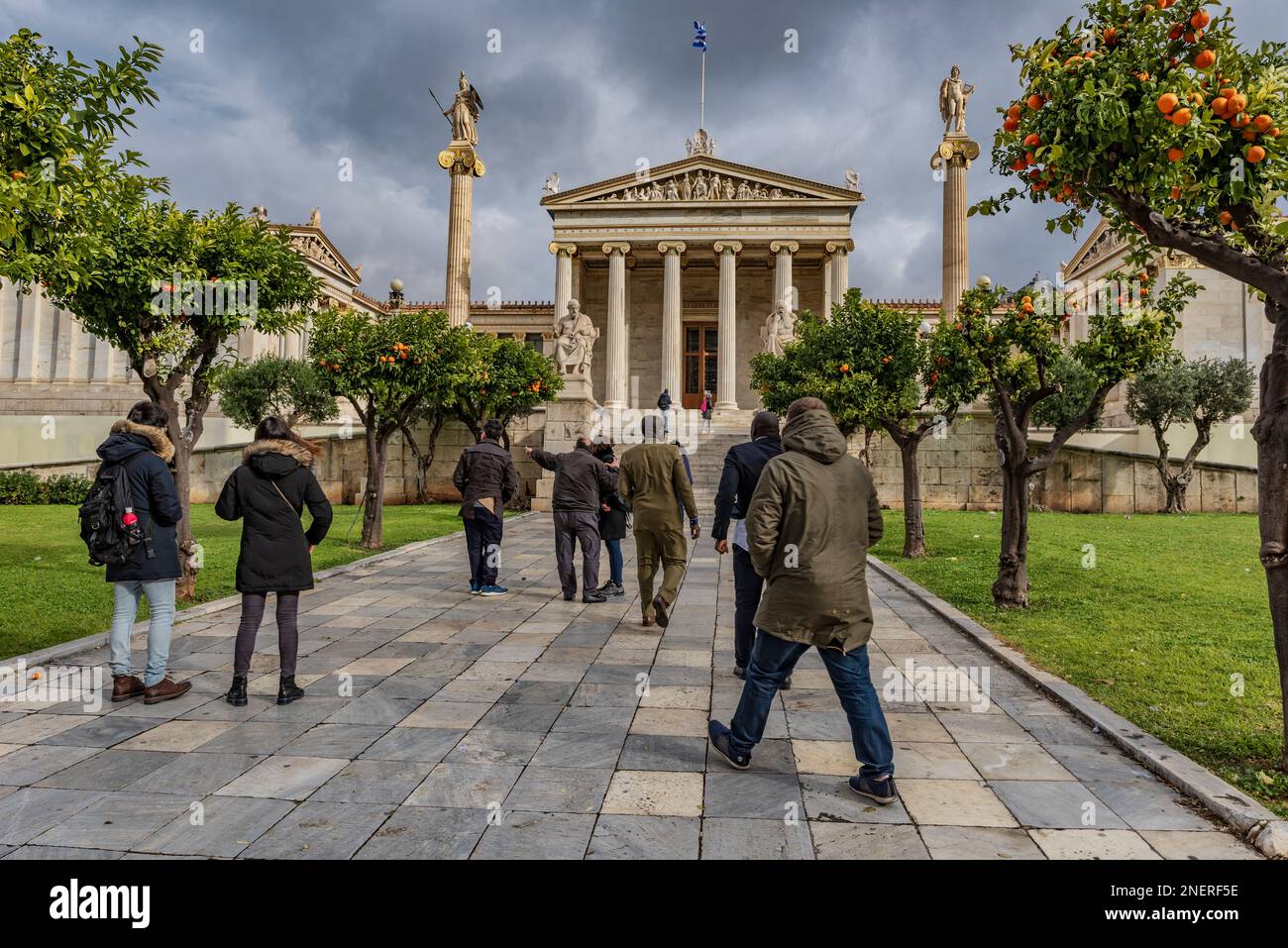 Touristen, die die Akademie von Athen besuchen Stockfoto