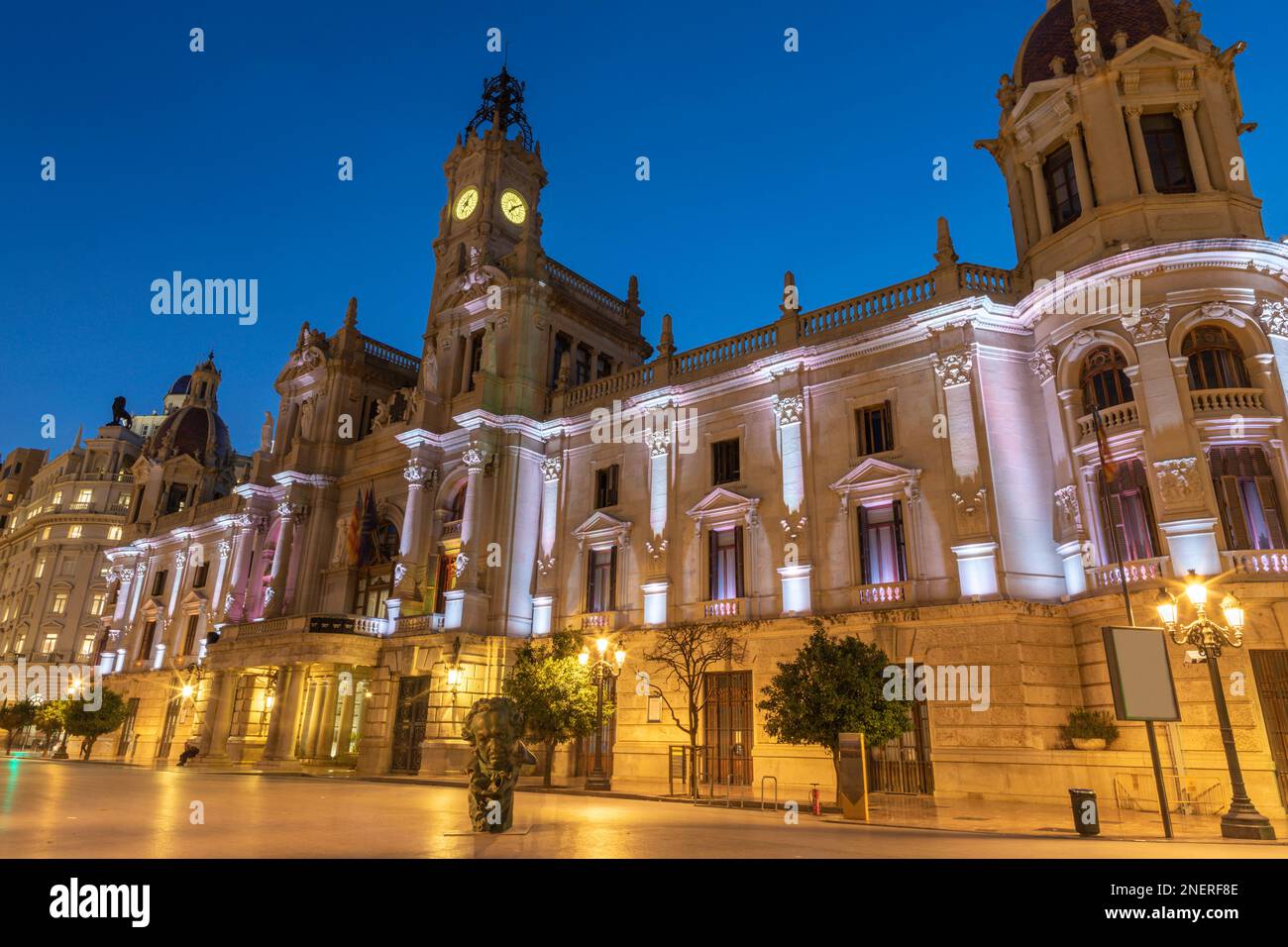 Valencia - das Gebäude Ayuntamiento de Valencia in der Dämmerung. Stockfoto