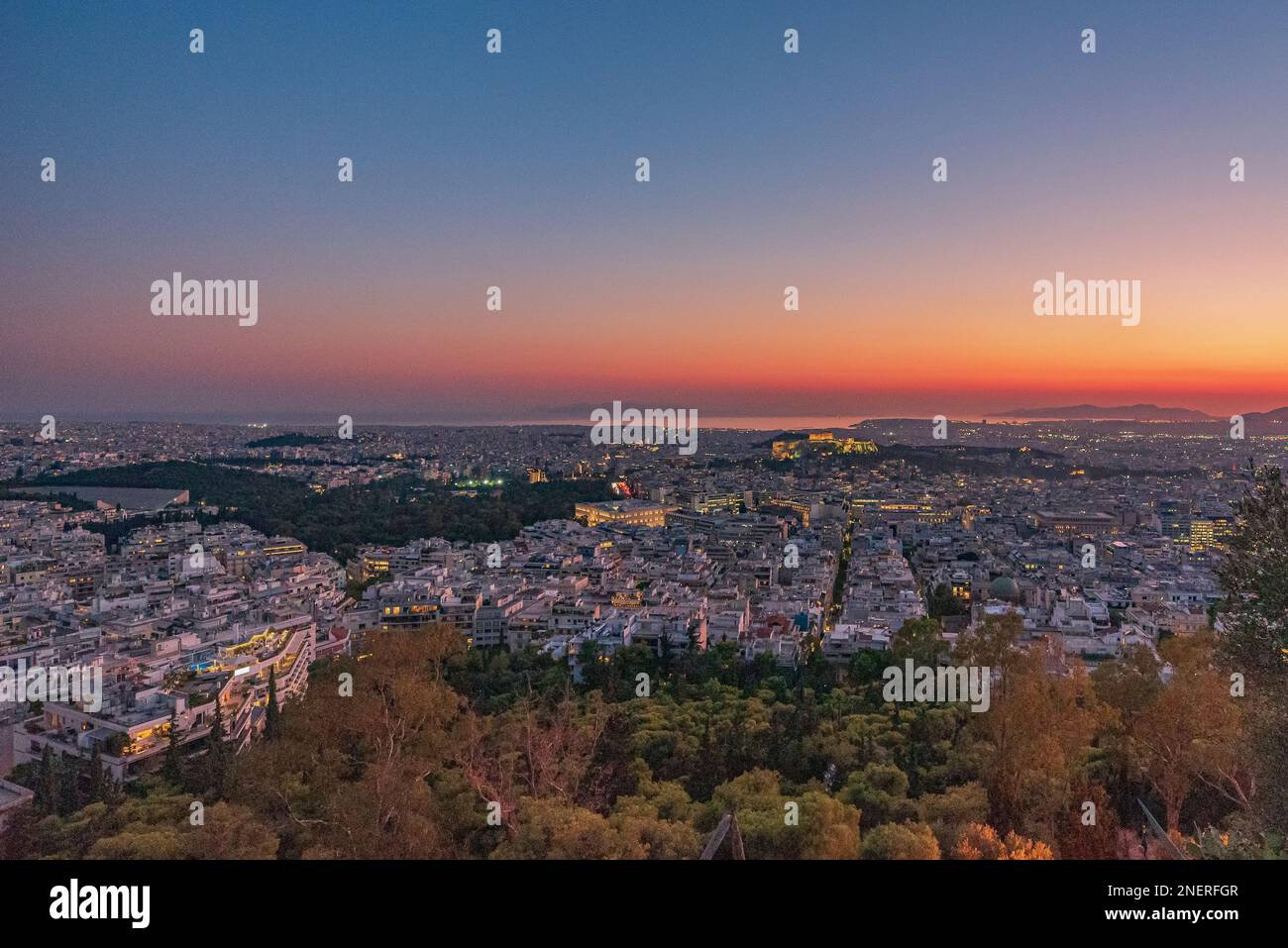 Panoramablick auf die Stadt Athen in der Abenddämmerung Stockfoto