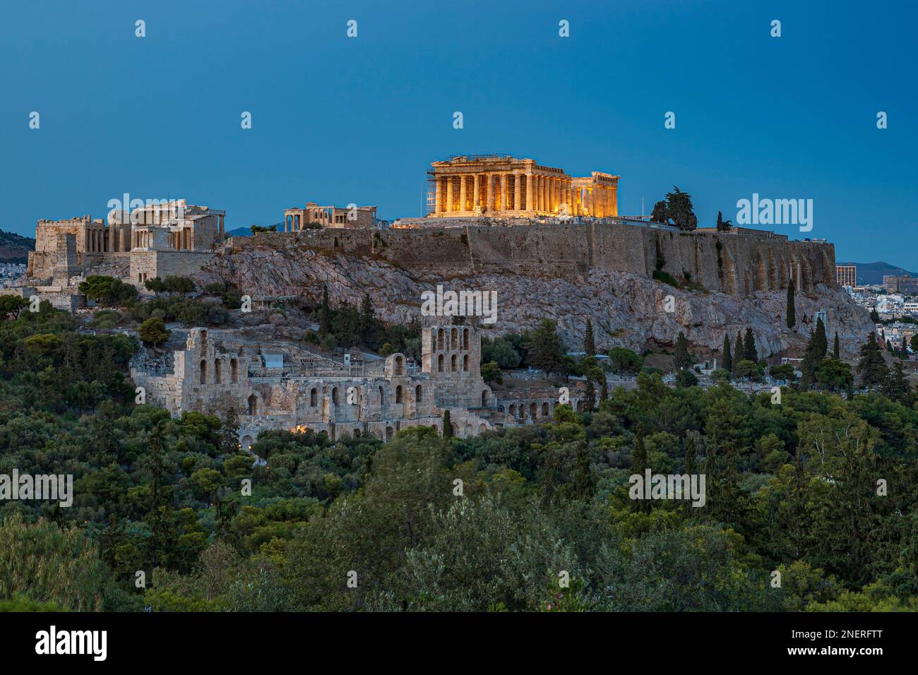 Blick auf die Akropolis von Athen vom Philopappos Hill bei Einbruch der Dunkelheit Stockfoto