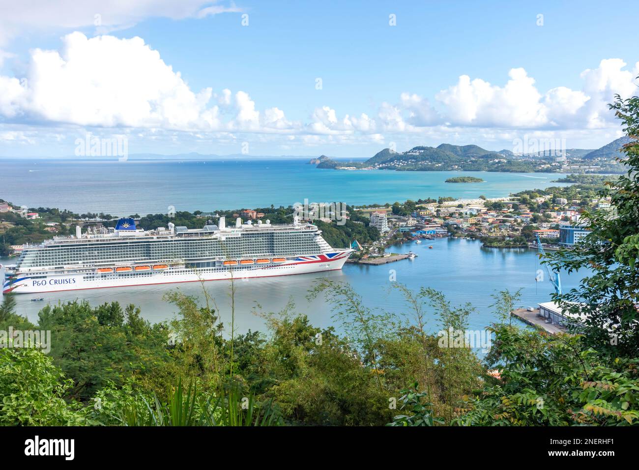 Blick auf das P&O Arvia Kreuzfahrtschiff von Morne Fortune Lookout, Cahei, Saint Lucia, kleine Antillen, Karibik Stockfoto