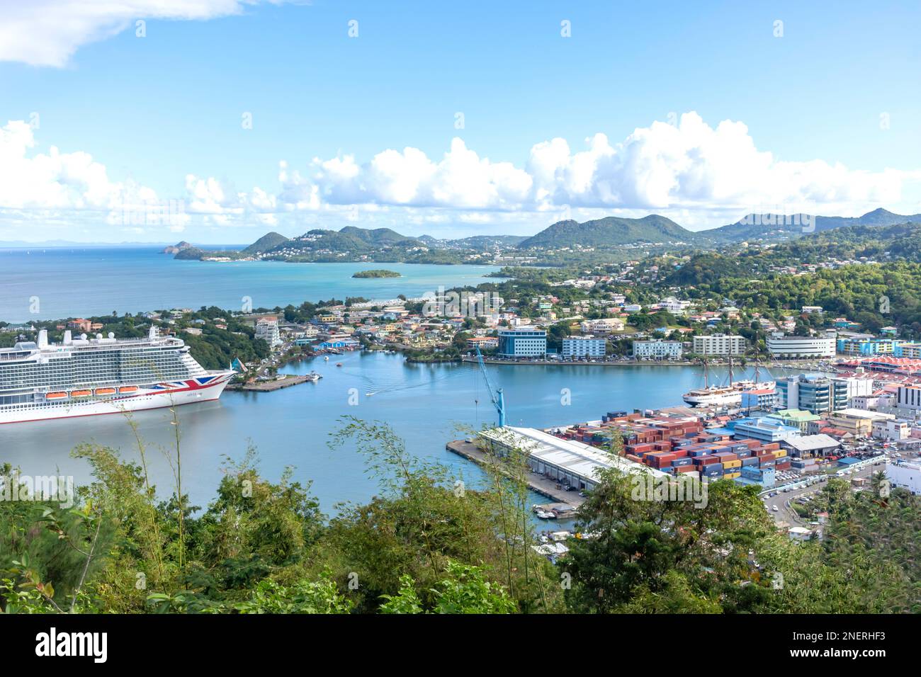 Blick auf die Stadt vom Morne Fortune Lookout mit P&O Arvia Kreuzfahrtschiff, Caangi, Saint Lucia, Kleinen Antillen, Karibik Stockfoto