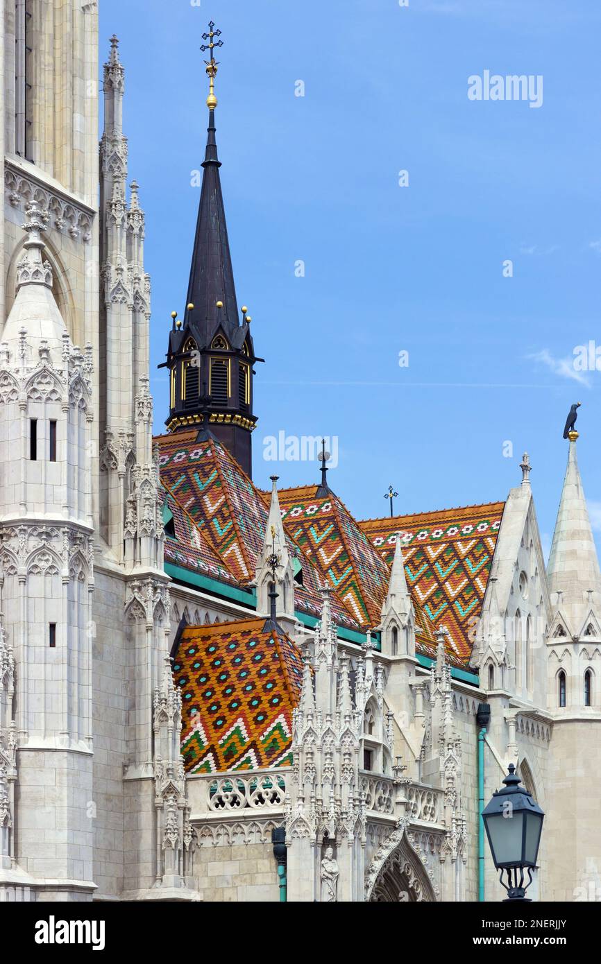 Details der bunten Keramikdächer der berühmten Matthiaskirche in Budapest, Ungarn Stockfoto