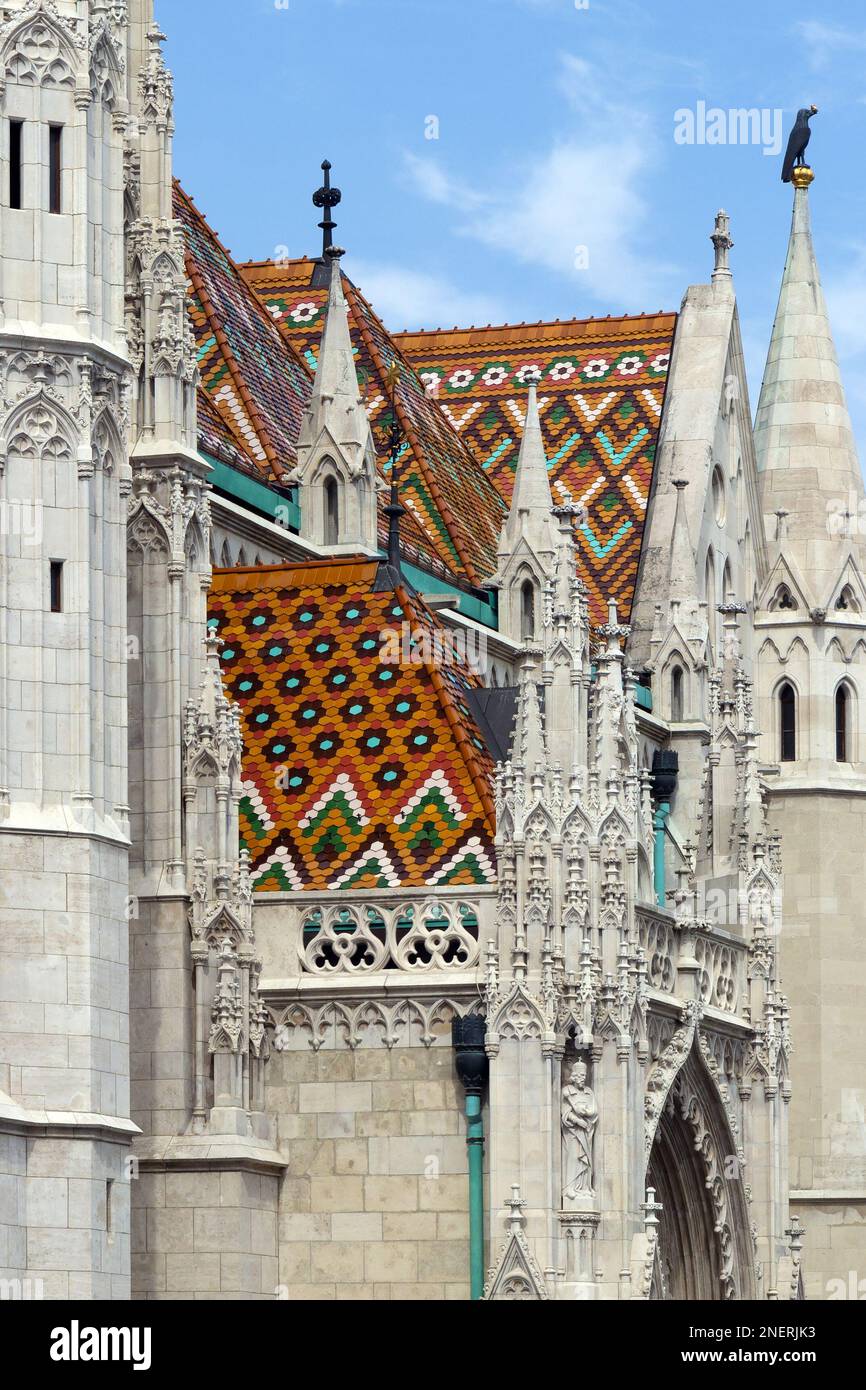 Details der bunten Keramikdächer der berühmten Matthiaskirche in Budapest, Ungarn Stockfoto