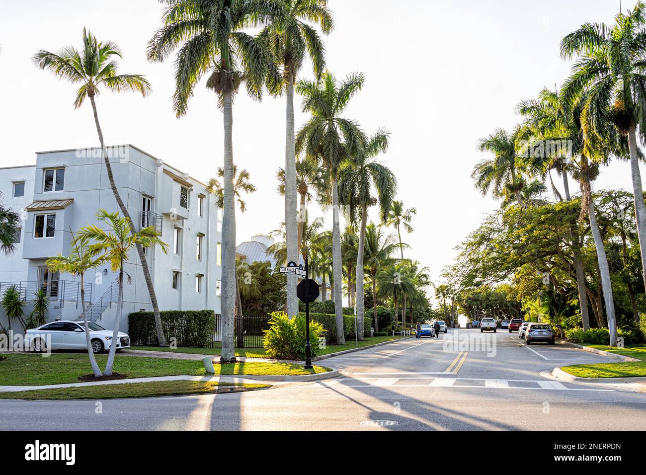 Naples, USA - 29. Januar 2021: Altstadt von Naples, Florida, mit luxuriösem Herrenhaus am Pier auf der 13. Avenue South und dem Golf Shore Drive Stockfoto