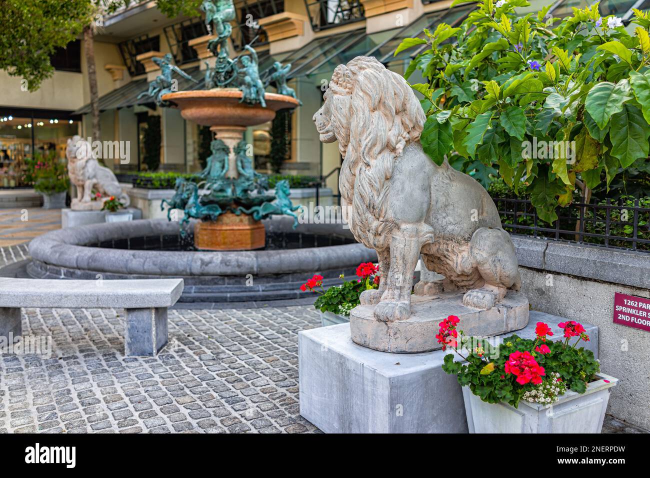 Naples, USA - 29. Januar 2021: Altstadt von Naples, Florida, Einkaufsviertel in der Innenstadt mit Löwenskulpturen und Springbrunnen in der Gartenterrasse Stockfoto