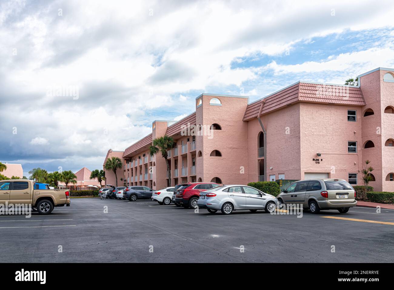 Naples, USA - 5. Februar 2022: Turtle Lake Ferienwohnungen Wohngebäude Parkplatz im Südwesten Floridas Stadt im Sommer Stockfoto