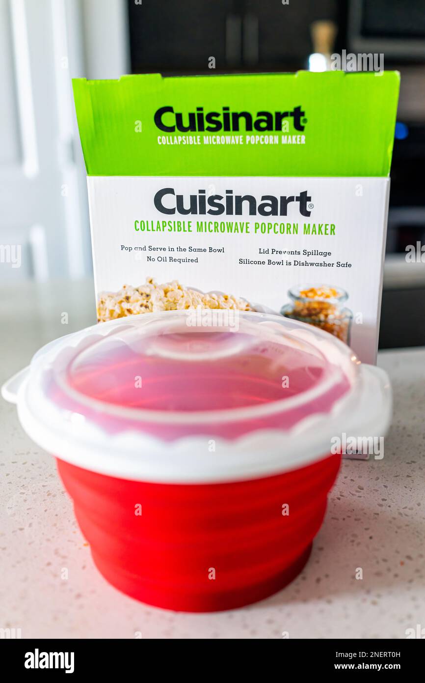 Naples, USA - 29. Januar 2022: Cuisinart zusammenklappbarer Silikon-Popcorn-Maker, rote Schüssel auf dem Küchentisch oder der Arbeitsfläche der Insel mit Boxenverpackung Stockfoto