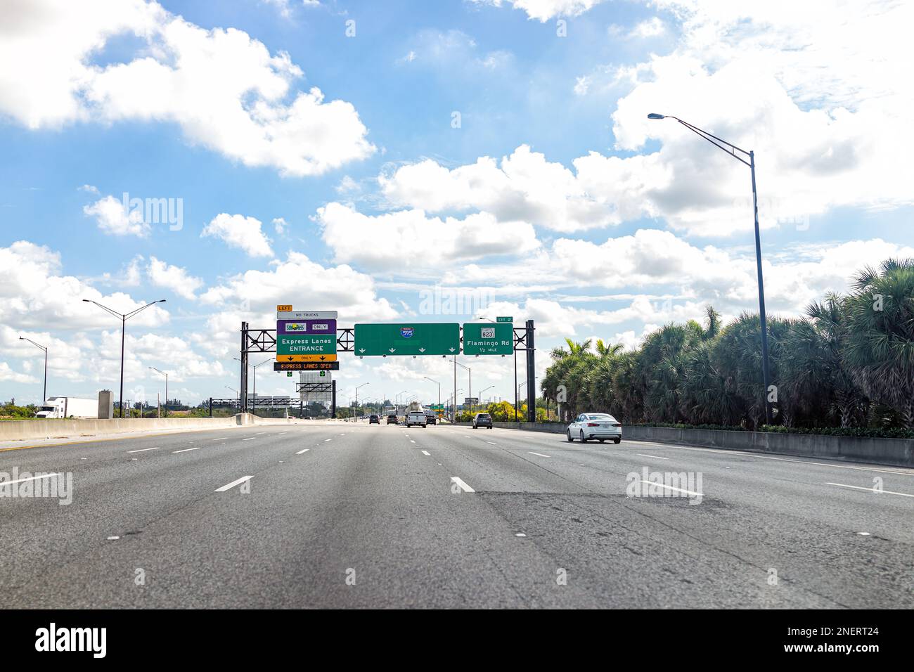 Plantage, USA - 12. Februar 2022: Autos auf der Interstate Highway 595 mit Schnellstraße, Flamingo Road Exit Schild nahe Miami, Florida in Su Stockfoto
