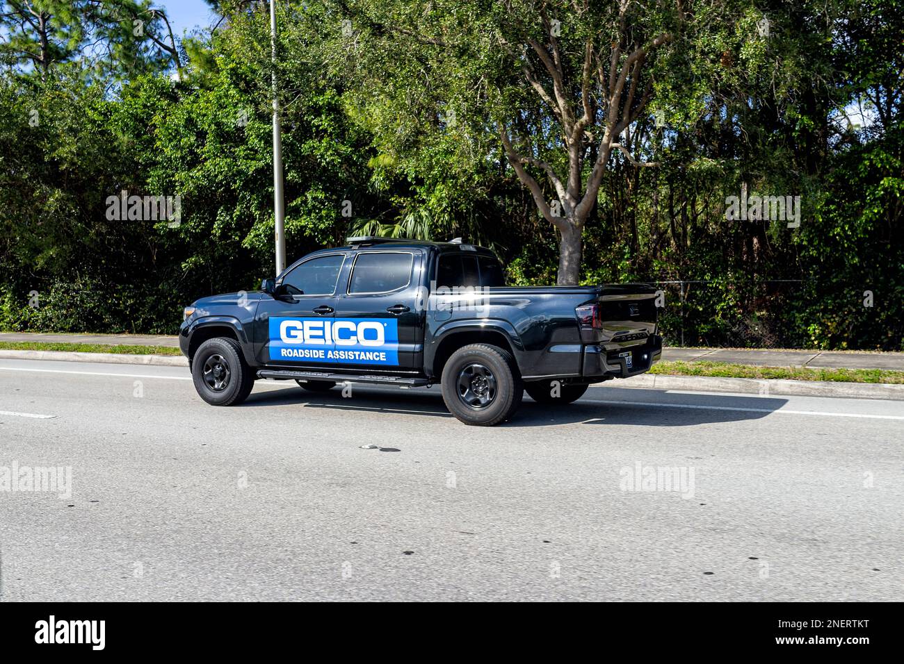 Neapel, USA - 16. Februar 2022: Geico Autoversicherung Pannenhilfe LKW, Reparaturarbeiter Mechaniker fährt auf der Call Street Road in Florida Stockfoto