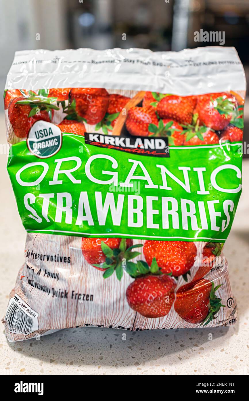 Neapel, USA - 22. April 2022: Abschluss einer Bio-Packung gefrorener Erdbeeren, die bei Costco von Kirkland als Großpackung gekauft wurden Stockfoto