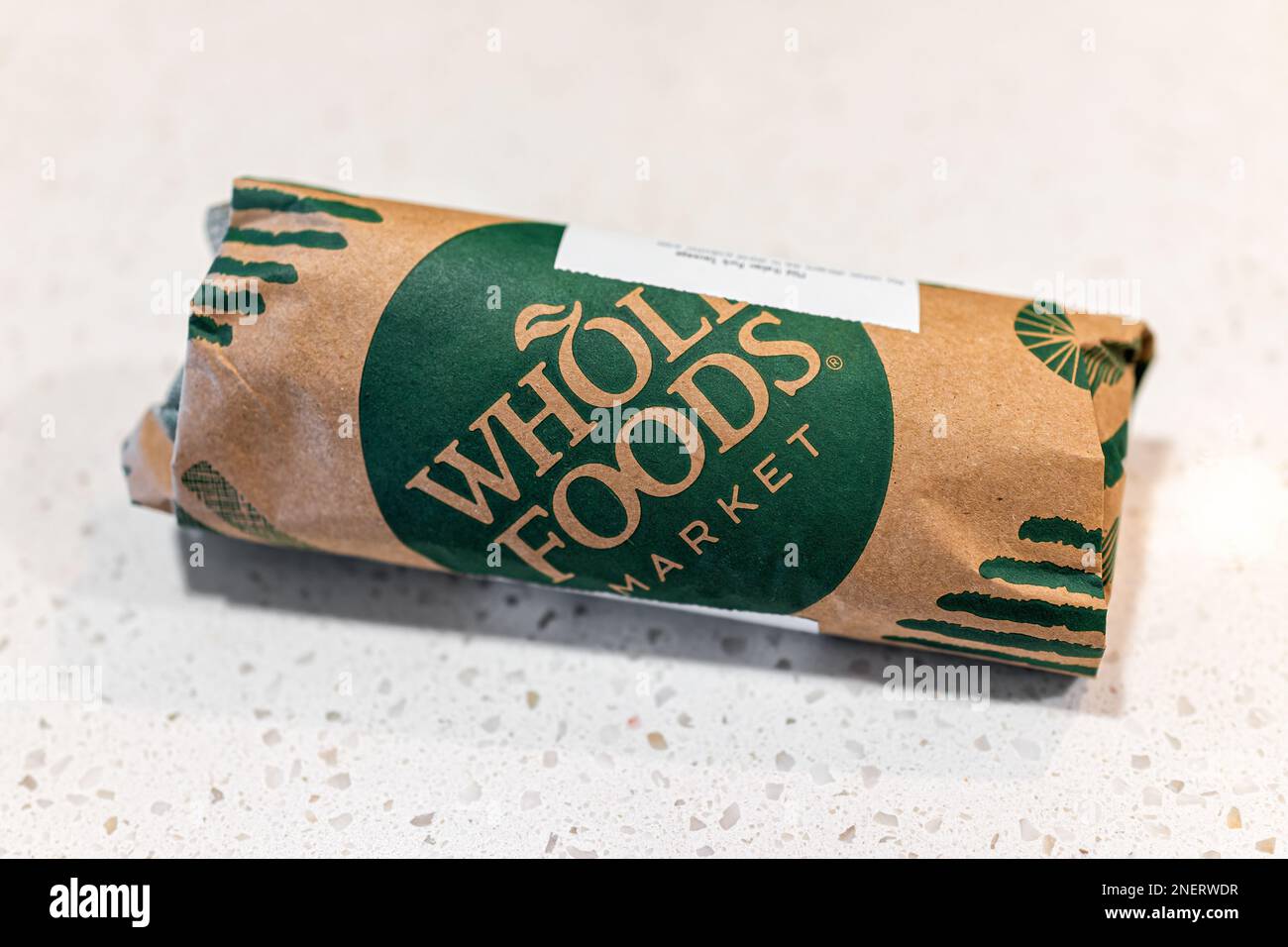 Neapel, USA - 11. Mai 2022: Whole Foods Market Grocery Store Metzger Packaging Nahaufnahme des Schildertextes auf der Papierverpackung für Fleisch-Rindfleisch Stockfoto