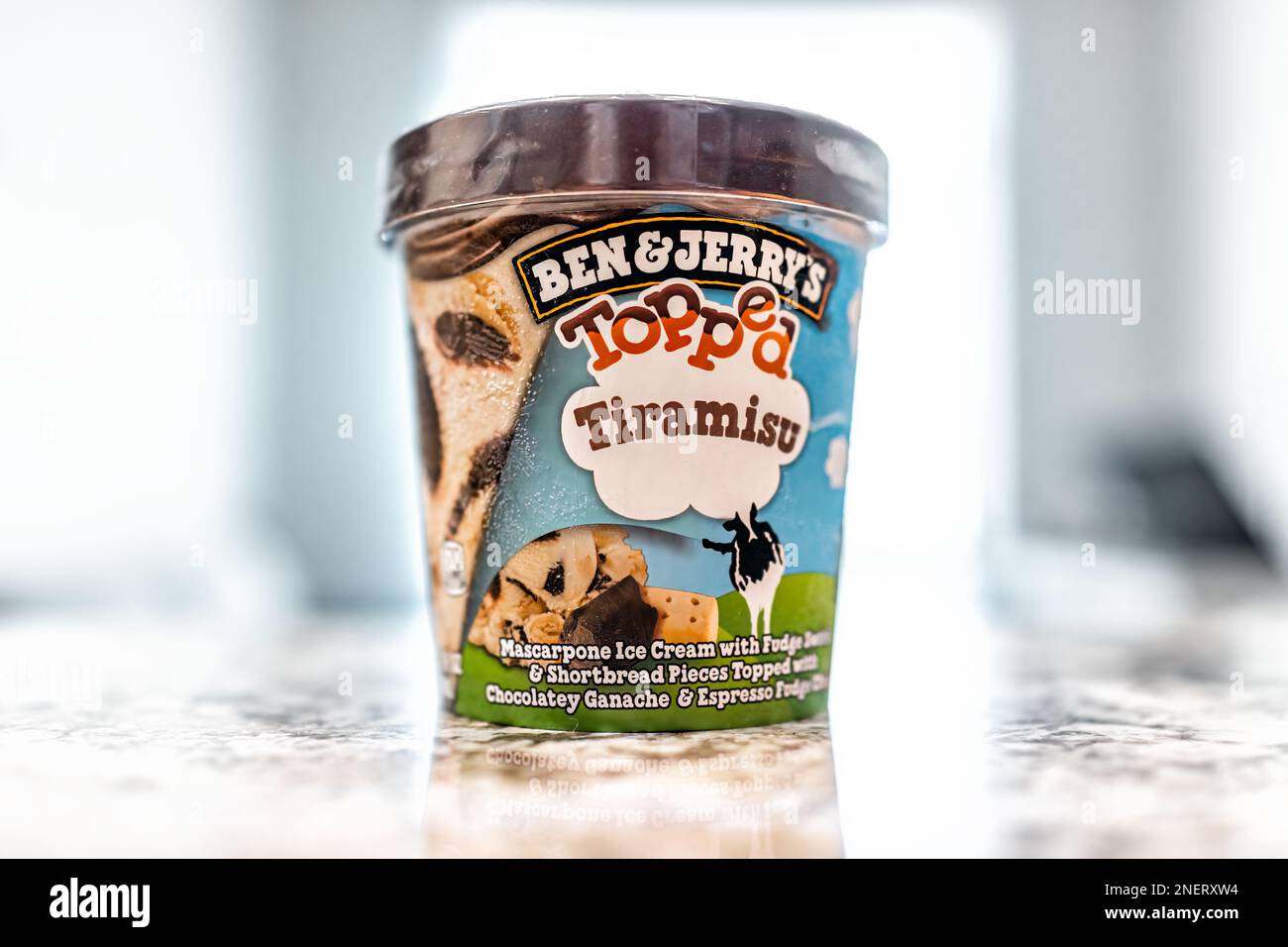 Avon, USA - 23. Juni 2022: Ben and Jerry's Frozen Ice Cream mit Tiramisu-Geschmack, Mascarpone-Käse und Fudge Shortbread Stücke mit Schokolade Stockfoto