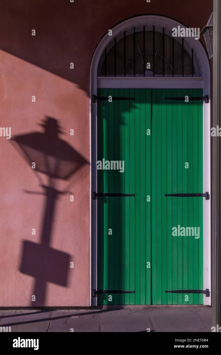 Lampenschatten an der Wand neben der grünen Tür, groß leicht; nola; New orleans; louisiana; usa; vereinigte staaten von amerika; Stockfoto