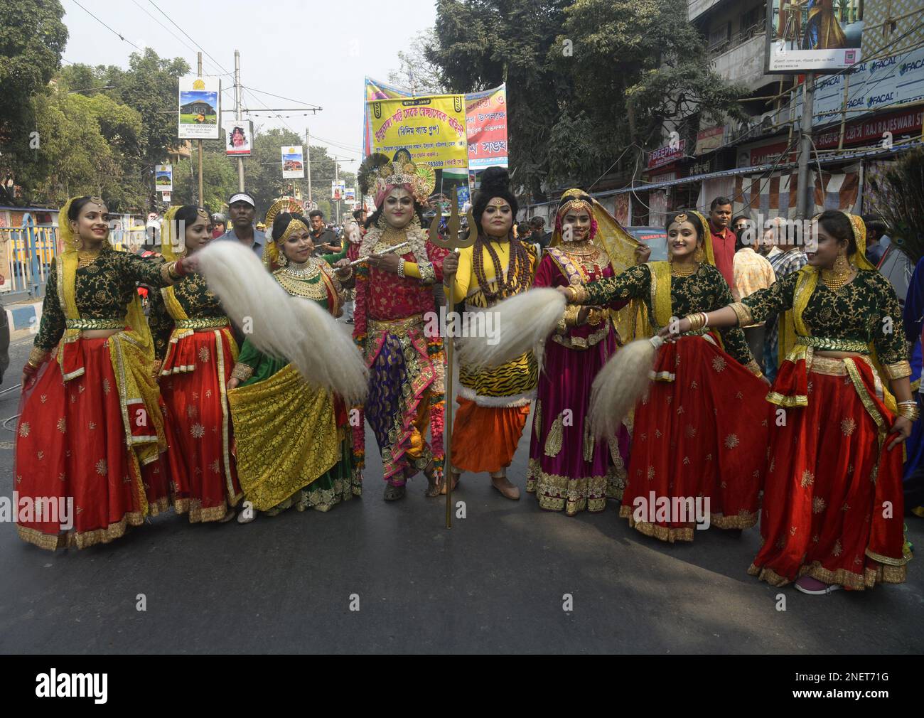 Künstler in Hindu-Gott-Kleidung nehmen am 16,2023. Februar an der Prozession zum Maha Shiv Ratri in Kalkutta, Indien, Teil. - Die Eyepix-Gruppe Stockfoto