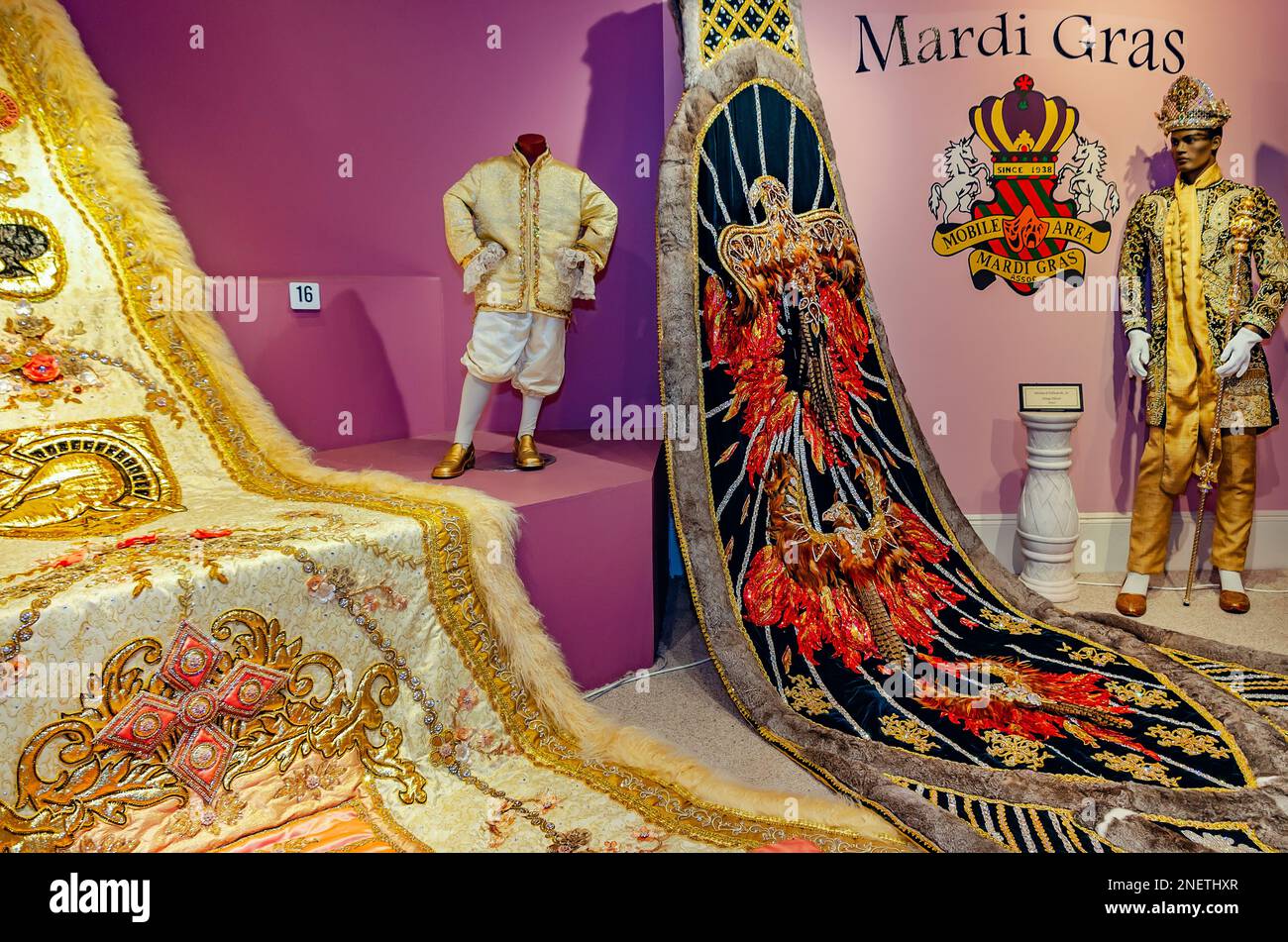 Die Ausstellung der Mobile Area Mardi Gras Association (MAMGA) im Mobile Carnival Museum in Mobile, Alabama, zeigt Züge von MAMGA King und Queen. Stockfoto