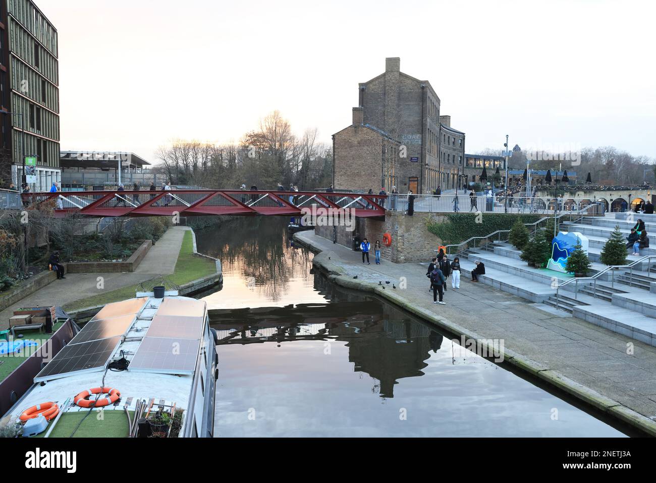 Das Fish and Coal Building in CDY an der Esperance Bridge über dem Regents Canal bei Wintersonne in Kings Cross, Nord-London, Großbritannien Stockfoto