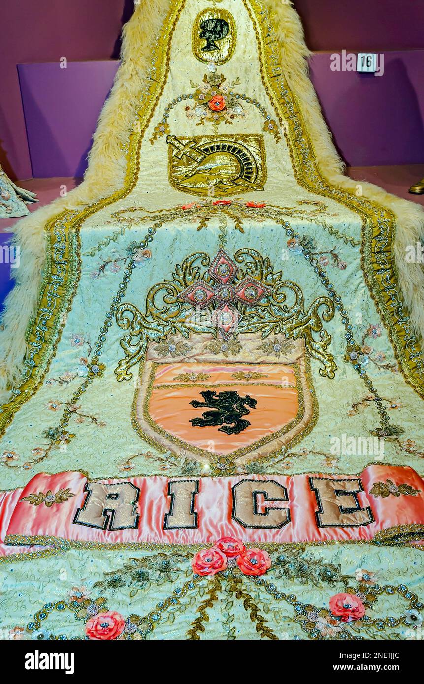 Die Ausstellung der Mobile Area Mardi Gras Association (MAMGA) zeigt den Zug der MAMGA-Königin Myea Elenora Rice im Mobile Carnival Museum in Mobile, Alabama. Stockfoto