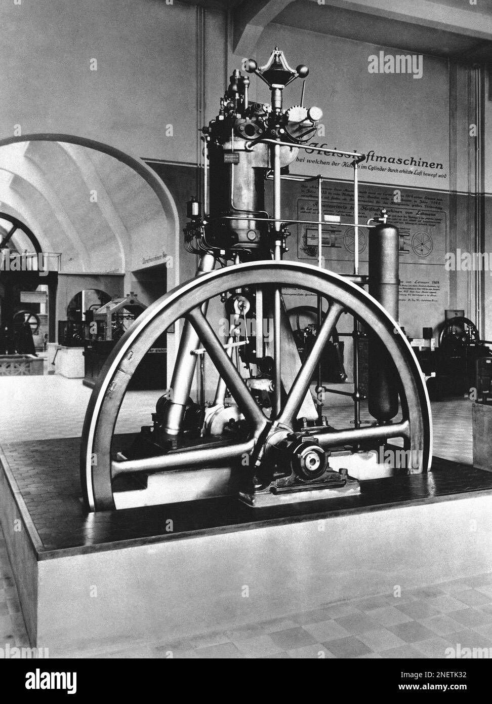 This is the first Diesel engine, invented by Dr. Rudolf Diesel in 1898, shown in the German Museum in Munich, Germany, 1939. (AP Photo) Stockfoto