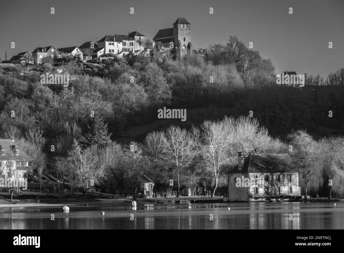 Reflets sur le lac du Causse - Chasteaux et l'ancien moulin de Lissac Stockfoto