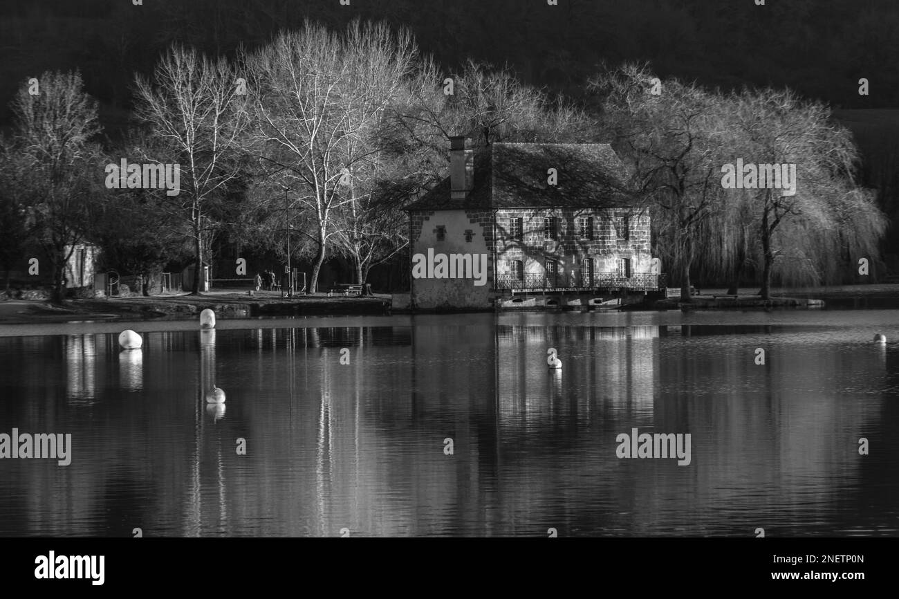 Reflets sur le lac du Causse - Moulin de Lissac Stockfoto