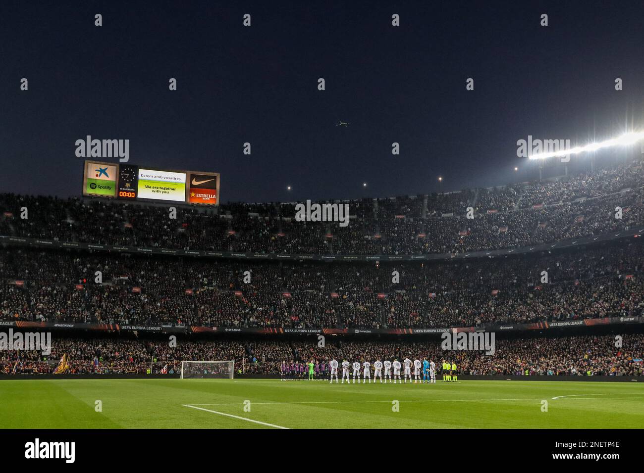 Barcelona, Spanien. 16. Februar 2023. Spieler, Beamte und Teilnehmer halten eine Schweigeminute zum Gedenken an das türkische Erdbeben während der UEFA Europa League Knockout Round Play-offs Barcelona gegen Manchester United im Spotify Camp Nou, Barcelona, Spanien, 16. Februar 2023 (Foto von Mark Cosgrove/News Images) am 2./16. Februar 2023 in Barcelona, Spanien. (Foto: Mark Cosgrove/News Images/Sipa USA) Guthaben: SIPA USA/Alamy Live News Stockfoto