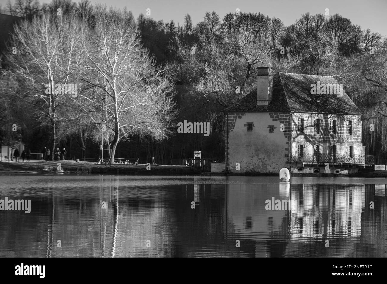 Reflets sur le lac du Causse - Moulin de Lissac Stockfoto