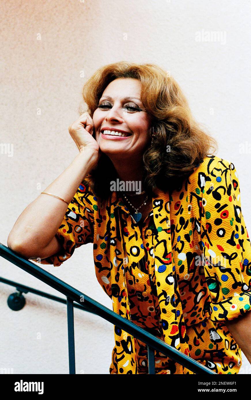 Sophia Loren, photographed recently in Los Angeles on Sept. 24, 1986 stars in the movie, “Courage,” to be telecast by CBS. She plays a mother who went undercover to bust a cocaine ring selling drugs to her son. (AP Photo/Doug Pizac) Stockfoto