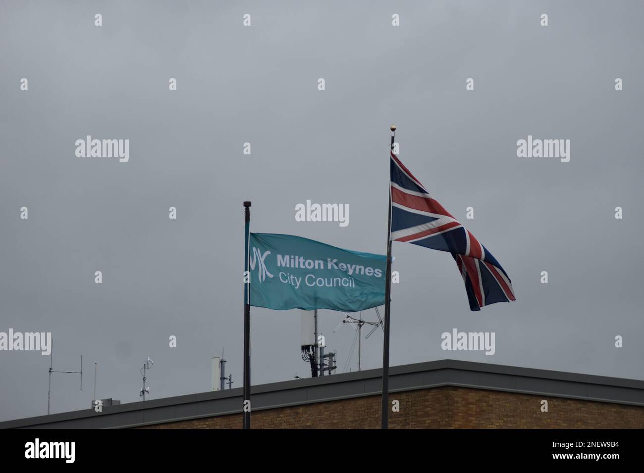 Flaggen im Milton Keynes Council Gebäude mit Kopierraum. Stockfoto