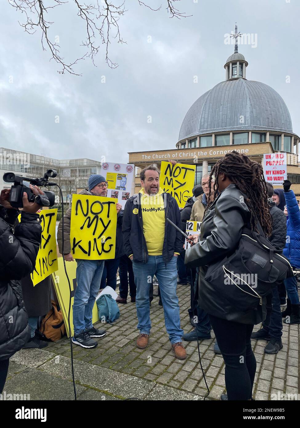Eine Anti-Monarchie-Demonstration beim Besuch von König Karl III. In Milton Keynes. Stockfoto