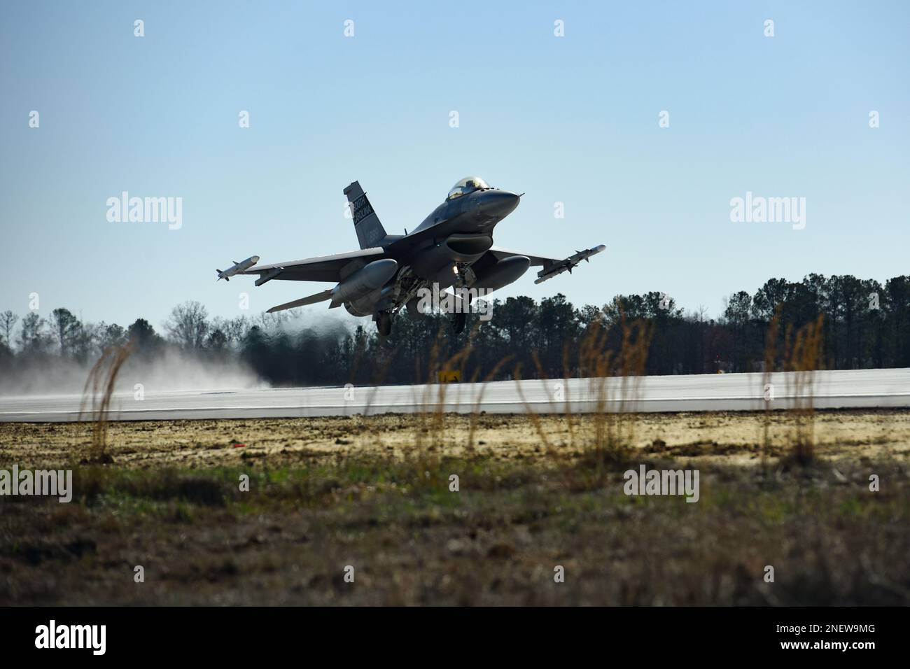 Die F-16-Kampfflugzeuge vom 169. Kampfflug der South Carolina Air National Guard begannen am 4. Februar 2023 ihren Rückzug zur Joint National Guard Base McEntire. Die F-16s wird seit April 2022 vorübergehend vom Columbia Metropolitan Airport in West Columbia, South Carolina, betrieben, da die Start- und Landebahnen von McEntire JNGB renoviert wurden. (USA Air National Guard Foto von Airman 1. Class Danielle Dawson, 169. Fighter Wing Public Affairs) Stockfoto