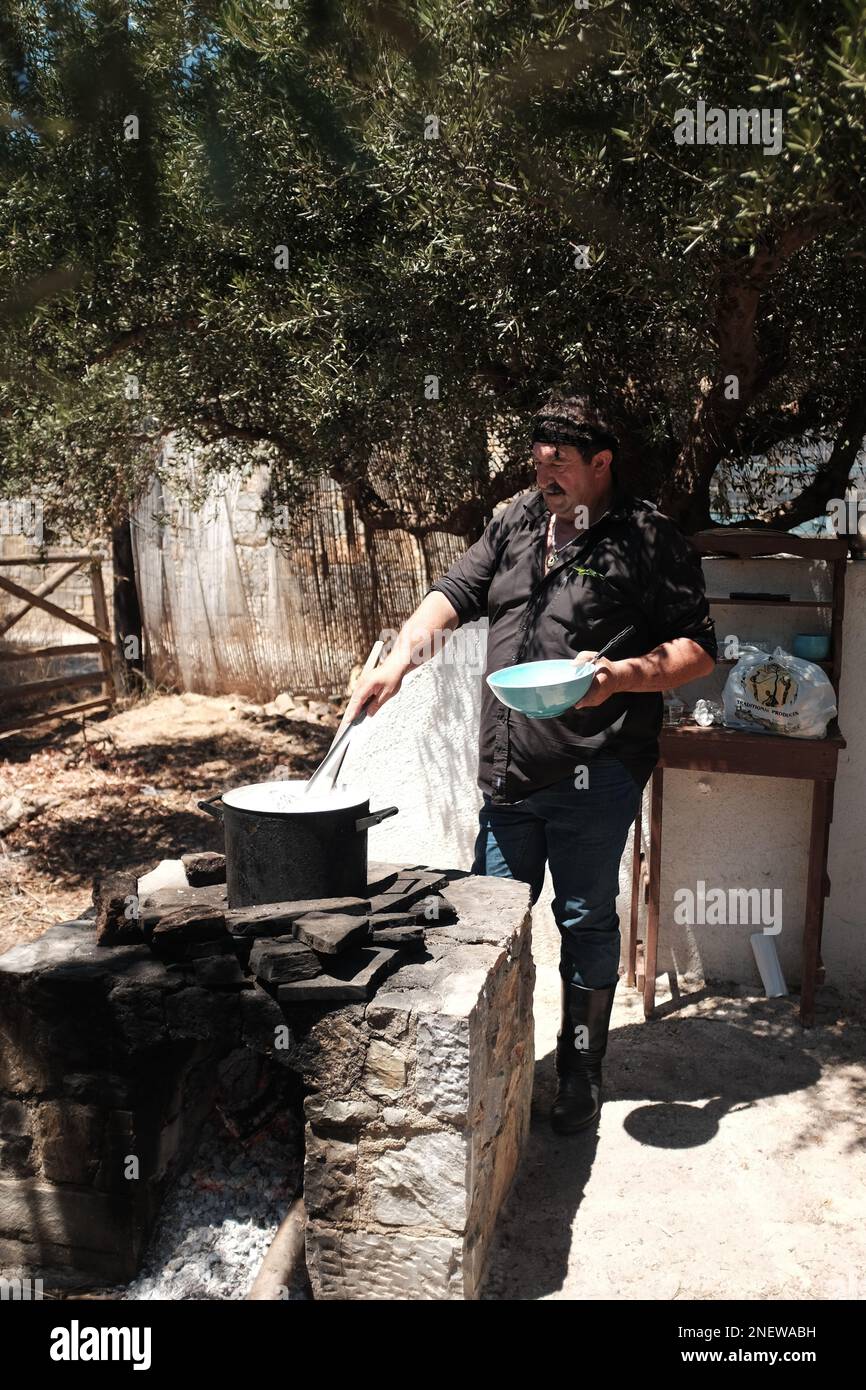 Kreta, Griechenland - Fetakäse, die auf einem Bauernhof hergestellt werden Stockfoto