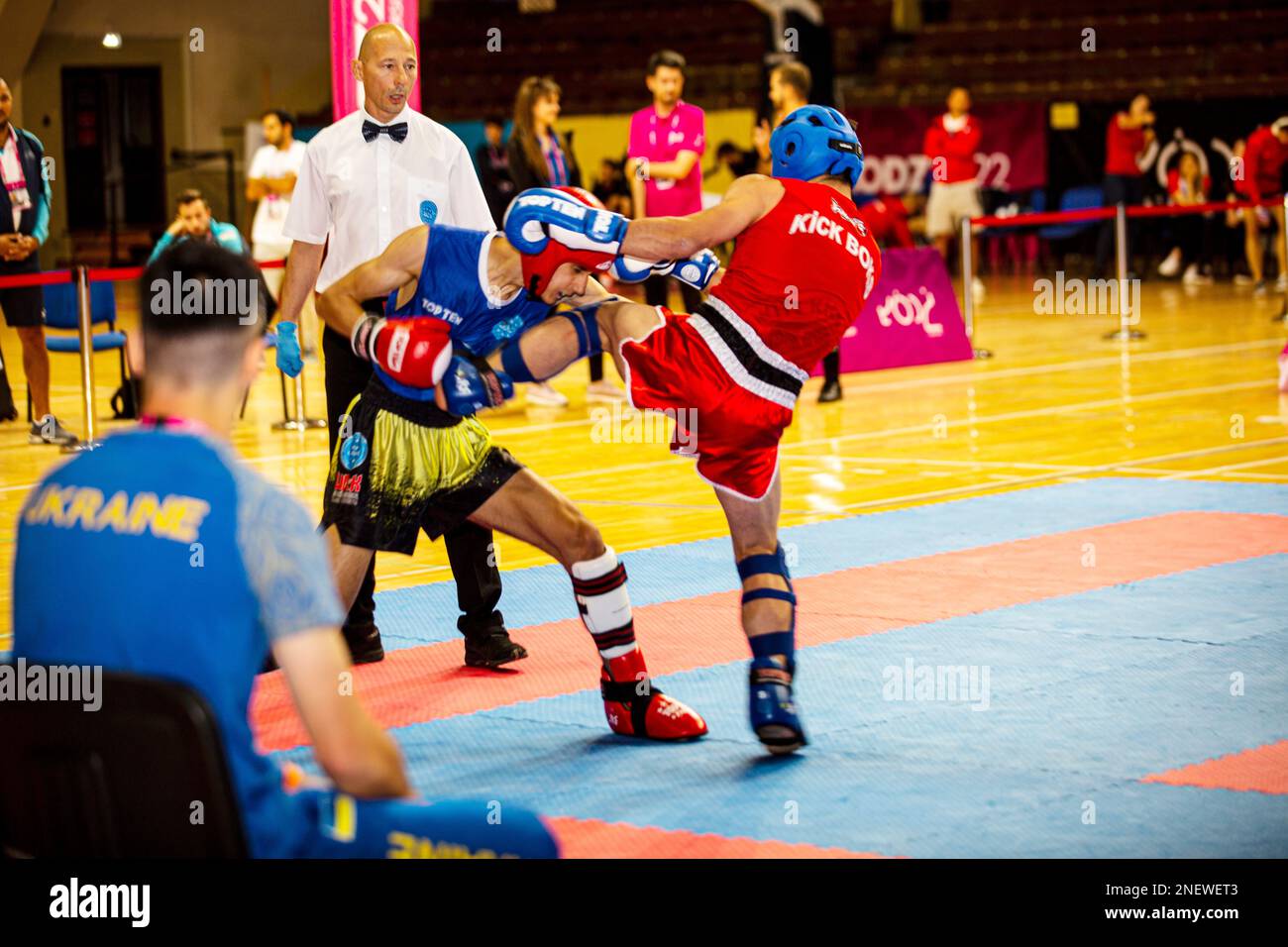 Der ukrainische Kickboxer Mykhailo Paschkevich (links) greift bei den Sportspielen der Europäischen Universität Lodz, Pol, July2022 das Bein seines türkischen Gegners (ROT) Stockfoto