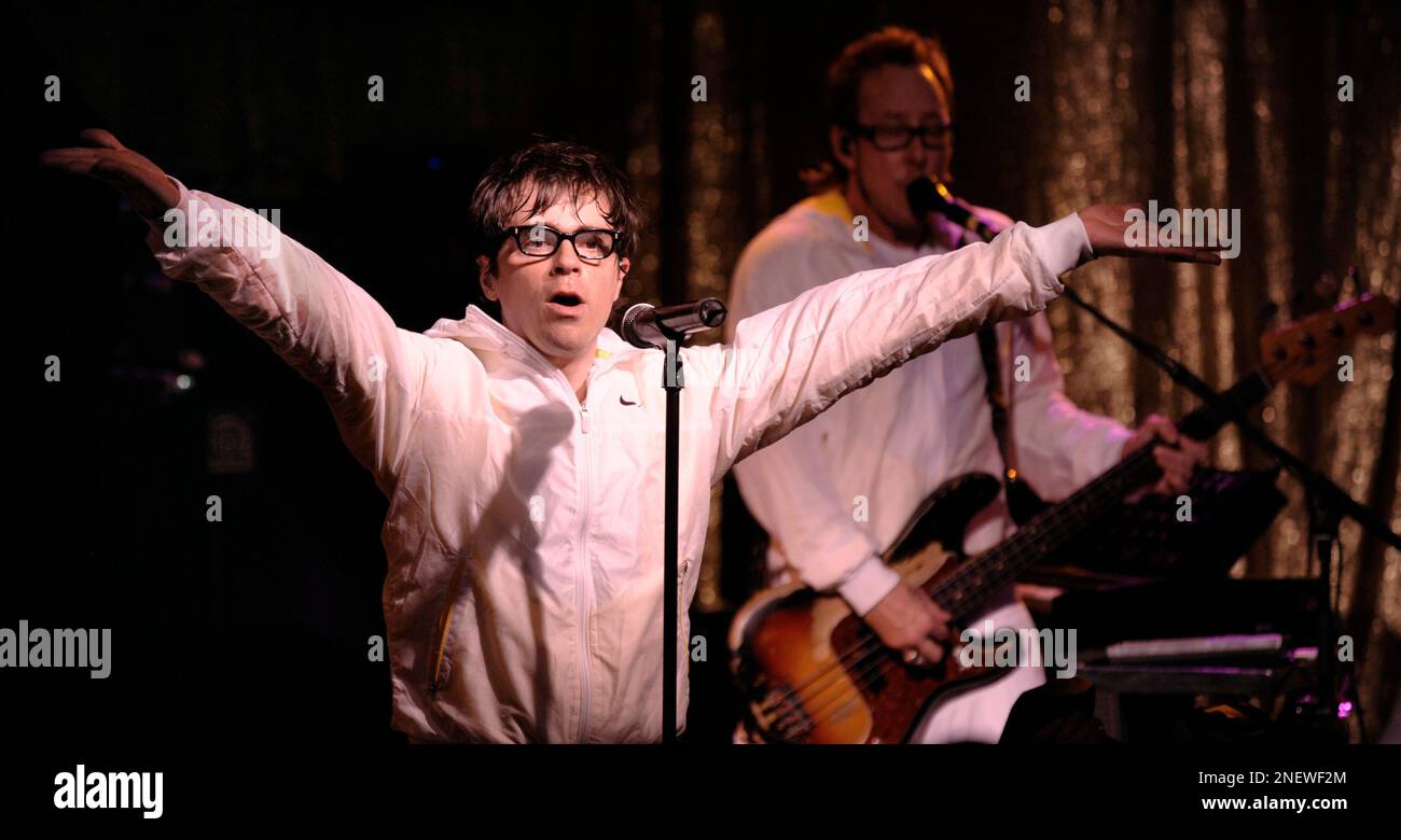 Rivers Cuomo, left, and Scott Shriner of Weezer perform as part of the "Guitar Hero 5 Fridays on Yahoo! Music" concert series, at The Roxy in West Hollywood, Calif., Monday, Sept. 21, 2009. The concert series highlights artist featured in Guitar Hero 5. (AP Photo/Chris Pizzello) Stockfoto