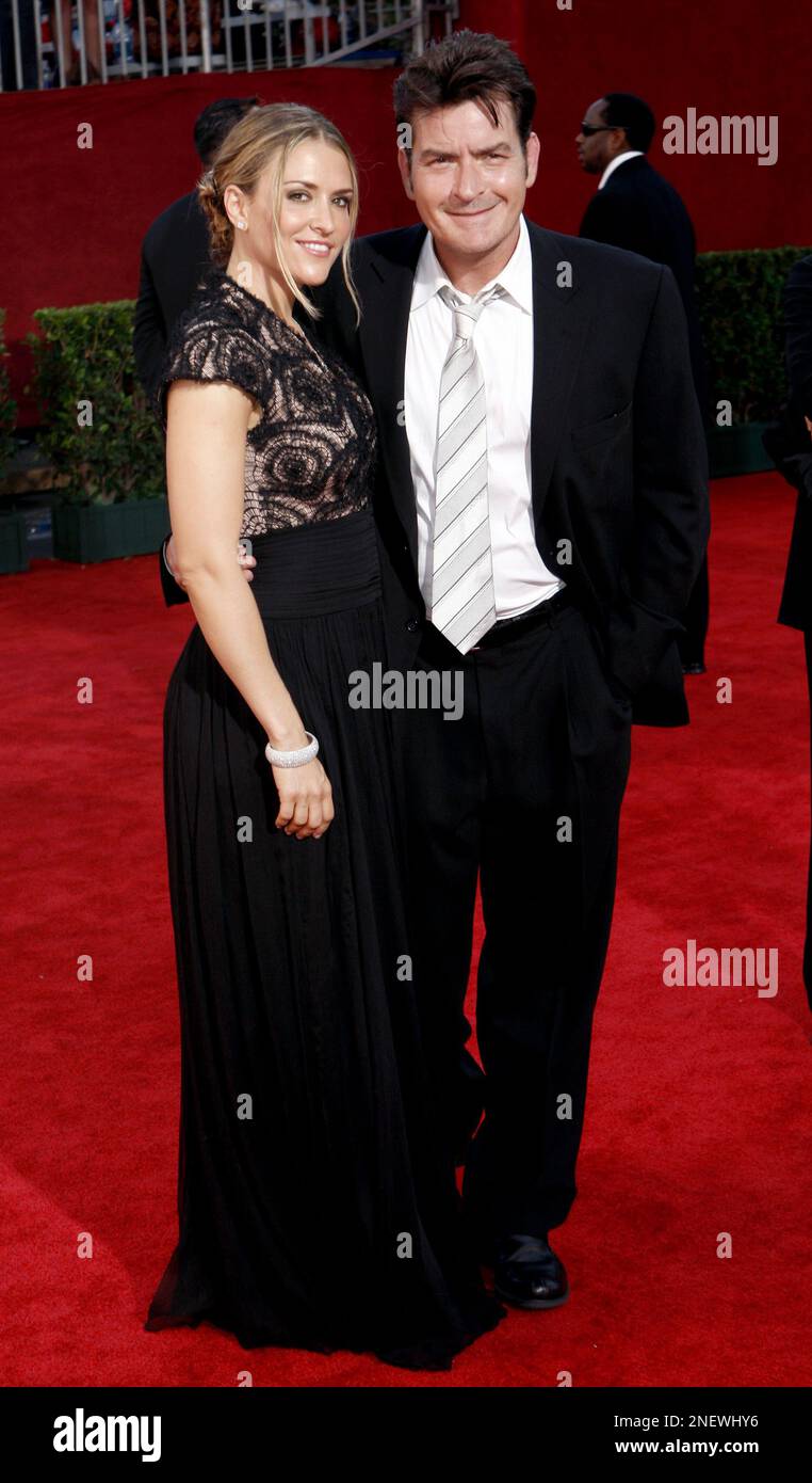 Charlie Sheen and his wife Brooke Allen arrive at the 61st Primetime Emmy Awards on Sunday, Sept. 20, 2009, in Los Angeles. (AP Photo/Matt Sayles) Stockfoto
