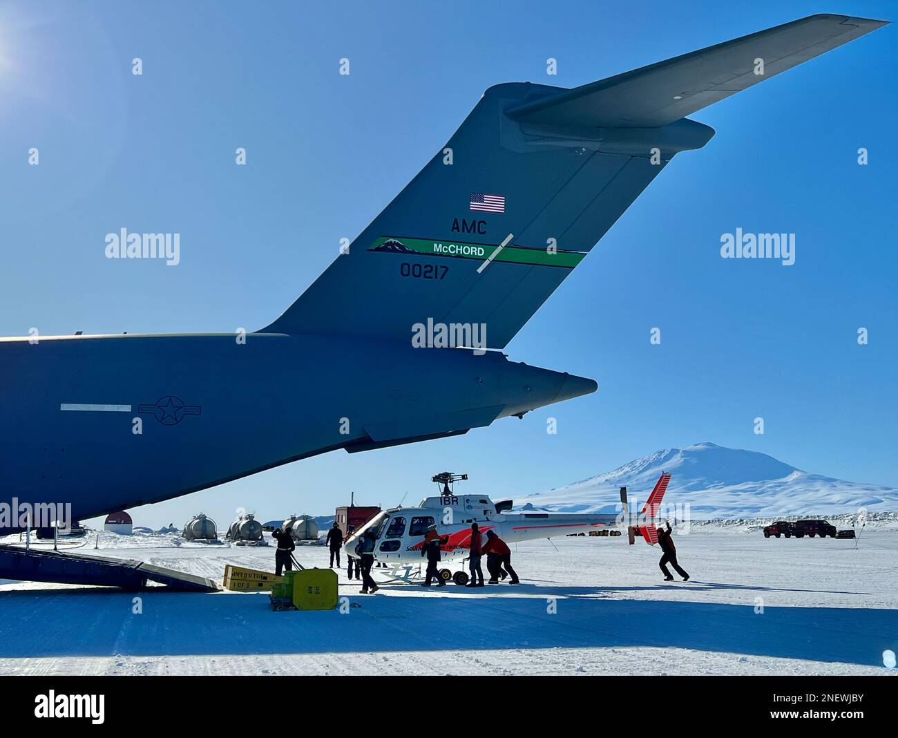 230215-N-NX070-1089 Ein von der National Science Foundation vertraglich vereinbarter Helikopter wird auf eine C-17A Globemaster III vom 304. Expeditionary Airlift Squadron in Phoenix Field geladen, einer verdichteten Schneeeis-Landebahn am McMurdo-Bahnhof in der Antarktis. Die Joint Task Force-Support Forces Antarctica überwacht die Aktivitäten der gemeinsamen Dienste und unterstützt die National Science Foundation und das United States Antarctic Program durch die Operation Deep Freeze durch das Verteidigungsministerium. (USA Marinefoto von RJ Stratchko, Senior Chief Mass Communication Specialist) Stockfoto