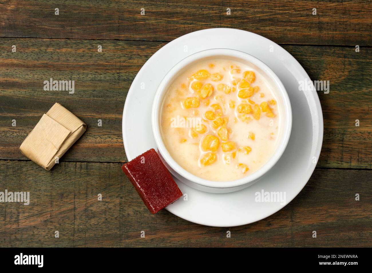 Typisch kolumbianisches Essen - Paisa Corn Macamorra mit süßer Guava-Paste Stockfoto