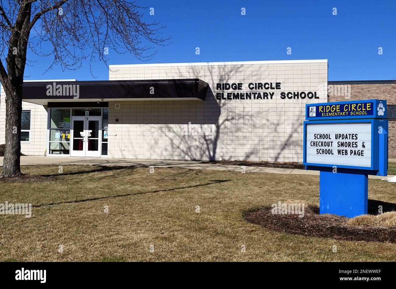 Streamwood, Illinois, USA. Eine Grundschule in der Nachbarschaft in einem öffentlichen Schulsystem in den Vororten von Chicago. Stockfoto