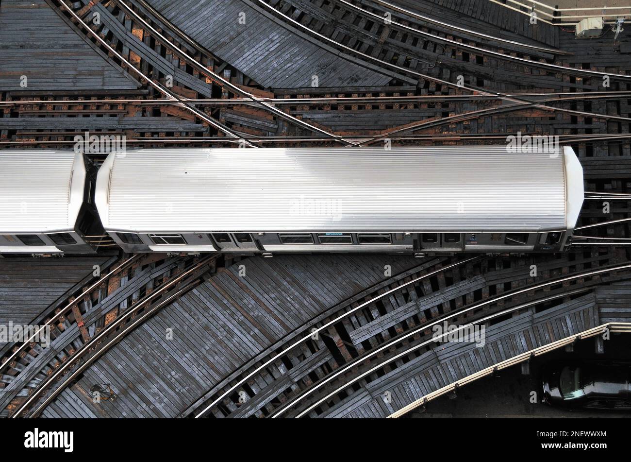 Chicago, Illinois, USA. Ein CTA Green Line Schnellzug überquert eine geschäftige Kreuzung in Chicagos berühmtem Loop. Stockfoto