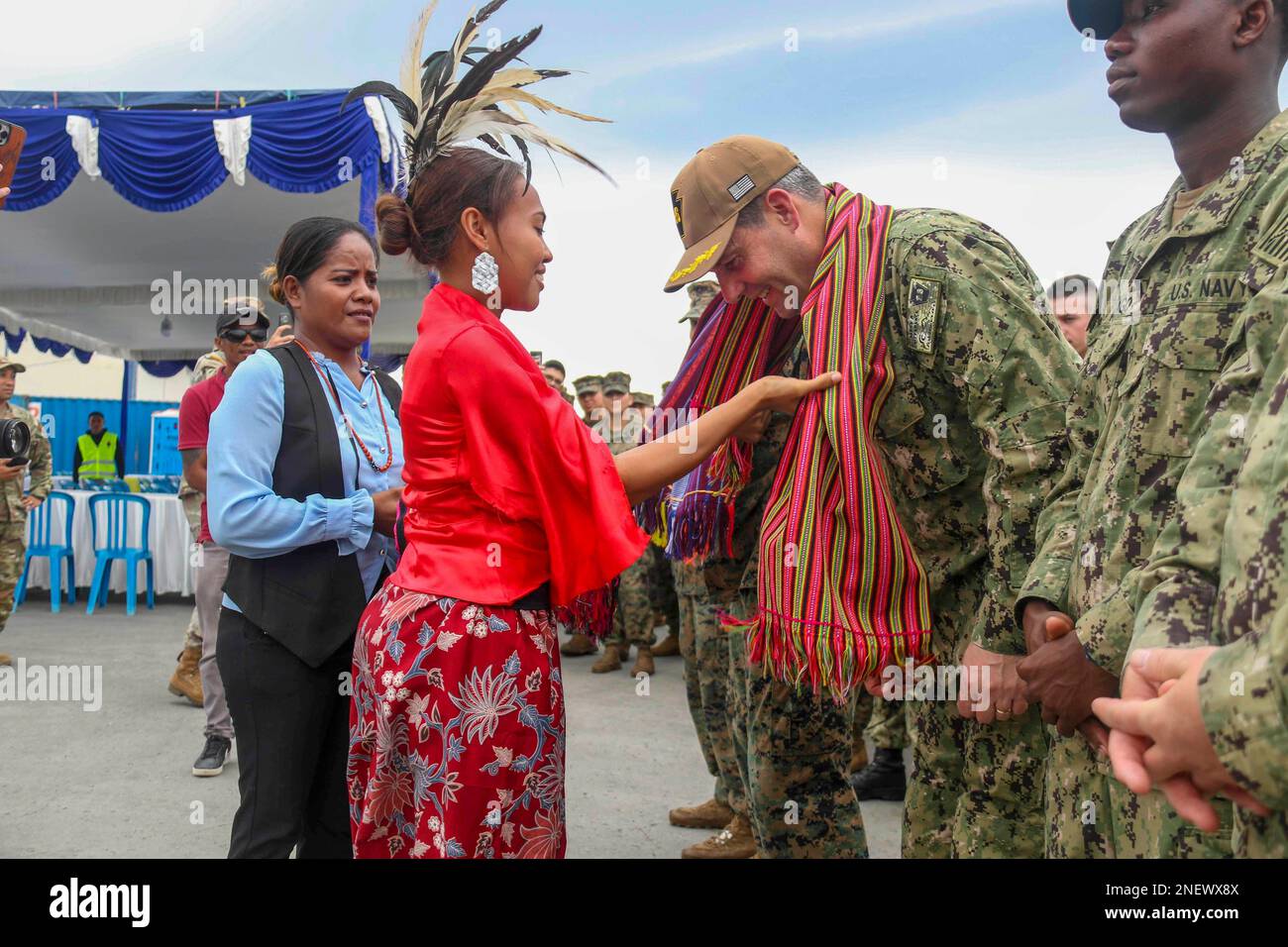 Dili, Osttimor. 9. Februar 2023. Hauptmann Douglas Langenberg, kommandierender Offizier des Amphibienschiffs USS John P. Murtha (LPD 26), wird im Februar in Timor-Leste für Zusammenarbeit bei der Vorbereitung und Ausbildung auf dem Wasser (KARAT)/bei der Meeresübung (MAREX) 2023 in Dili begrüßt. 10, 2023. CARAT/MAREX Timor-Leste ist eine bilaterale Übung zwischen Timor-Leste und den USA, die darauf abzielt, die regionale Sicherheitszusammenarbeit zu fördern, maritime Partnerschaften aufrechtzuerhalten und zu stärken und die maritime Interoperabilität zu verbessern. Im 28. Jahr besteht die KARAT-Serie aus multinationalen Übungen, die die USA verbessern sollen Stockfoto