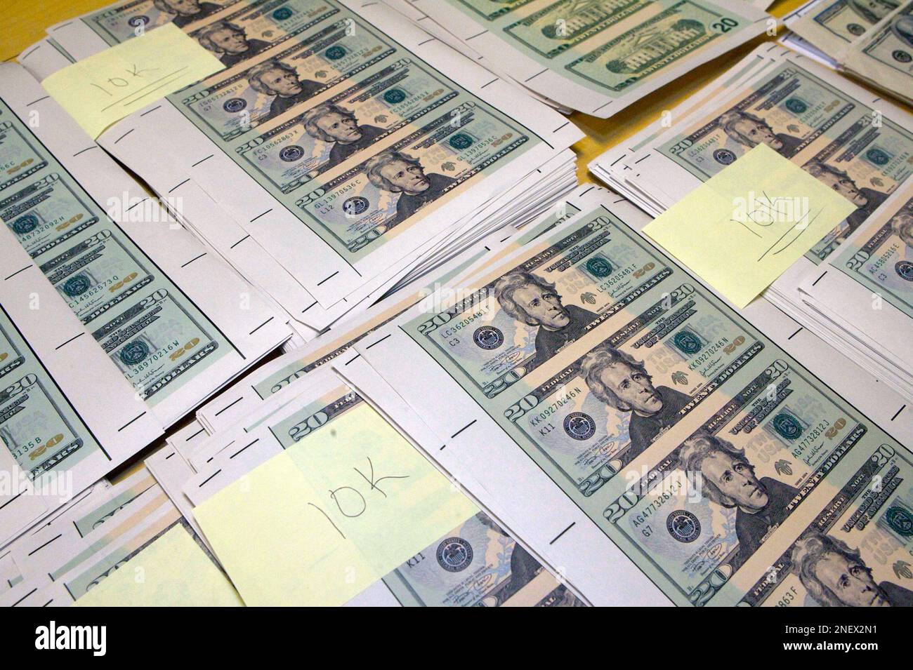 Bogus $20 United States Federal Reserve notes print out pages are stacked in $10 K bundles as they are displayed during a news conference Tuesday, May 13, 2008 at the Los Angeles US Secret Service offices in Los Angeles. Five people, including a man who admitted being the printer, have been arrested in relation to a counterfeit currency operation that used inkjet and laser printers to produce millions of dollars in fake $100 and $20 bills. (AP Photo/Damian Dovarganes) Stockfoto