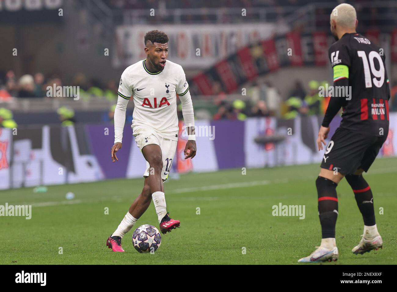 Mailand, Italien. 14. Februar 2023. Italien, Mailand, februar 14 2023: Emerson Royal (Tottenham-Verteidiger) dribbelt während des Fußballspiels AC MAILAND gegen TOTTENHAM HOTSPUR in der zweiten Halbzeit auf dem Vorderplatz. Runde mit 16 1. Beinen UCL 2022-2023 San Siro Stadion (Bild: © Fabrizio Andrea Bertani/Pacific Press via ZUMA Press Wire) NUR REDAKTIONELLE VERWENDUNG! Nicht für den kommerziellen GEBRAUCH! Stockfoto