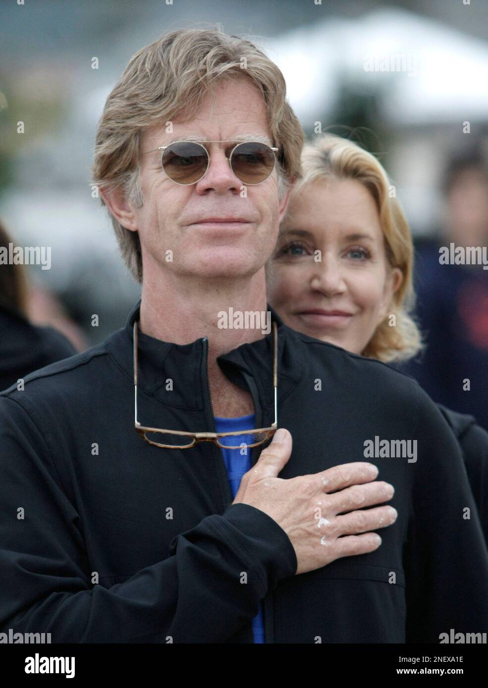 Actor William H. Macy, left, and his wife, actress Felicity Hufffman at the Nautica Malibu Triathlon in Malibu, Calif. on Sunday, Sept. 13, 2009. (AP Photo/Dan Steinberg) Stockfoto