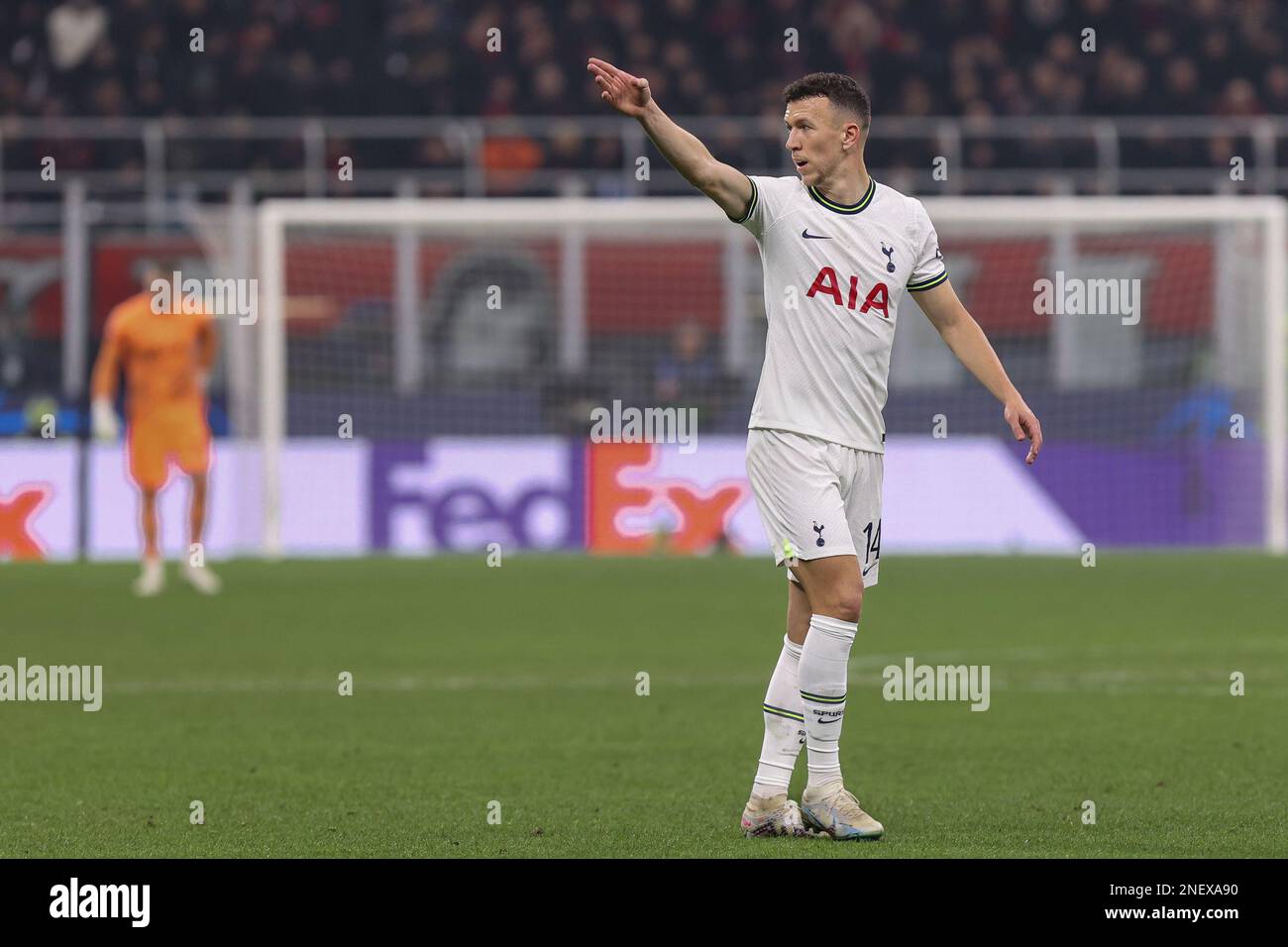 Mailand, Italien. 14. Februar 2023. Italien, Mailand, februar 14 2023: Ivan Perisic (Tottenham Forward) gibt Ratschläge an Teamkollegen in der zweiten Hälfte während des Fußballspiels AC MAILAND gegen TOTTENHAM HOTSPUR, Runde mit 16 1. Beinen UCL 2022-2023 San Siro Stadion (Kreditbild: © Fabrizio Andrea Bertani/Pacific Press via ZUMA Press Wire) NUR REDAKTIONELLE VERWENDUNG! Nicht für den kommerziellen GEBRAUCH! Stockfoto