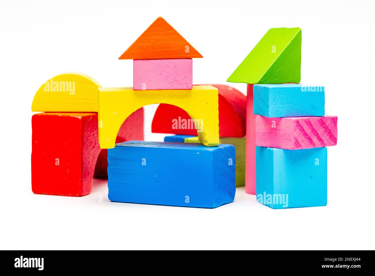 Haus Spielzeugblöcke isolierter weißer Hintergrund, kleines Holzhaus, ein teilweise erbautes Haus, erbaut aus bunten Holzblöcken Gebäude isoliert auf Wai Stockfoto