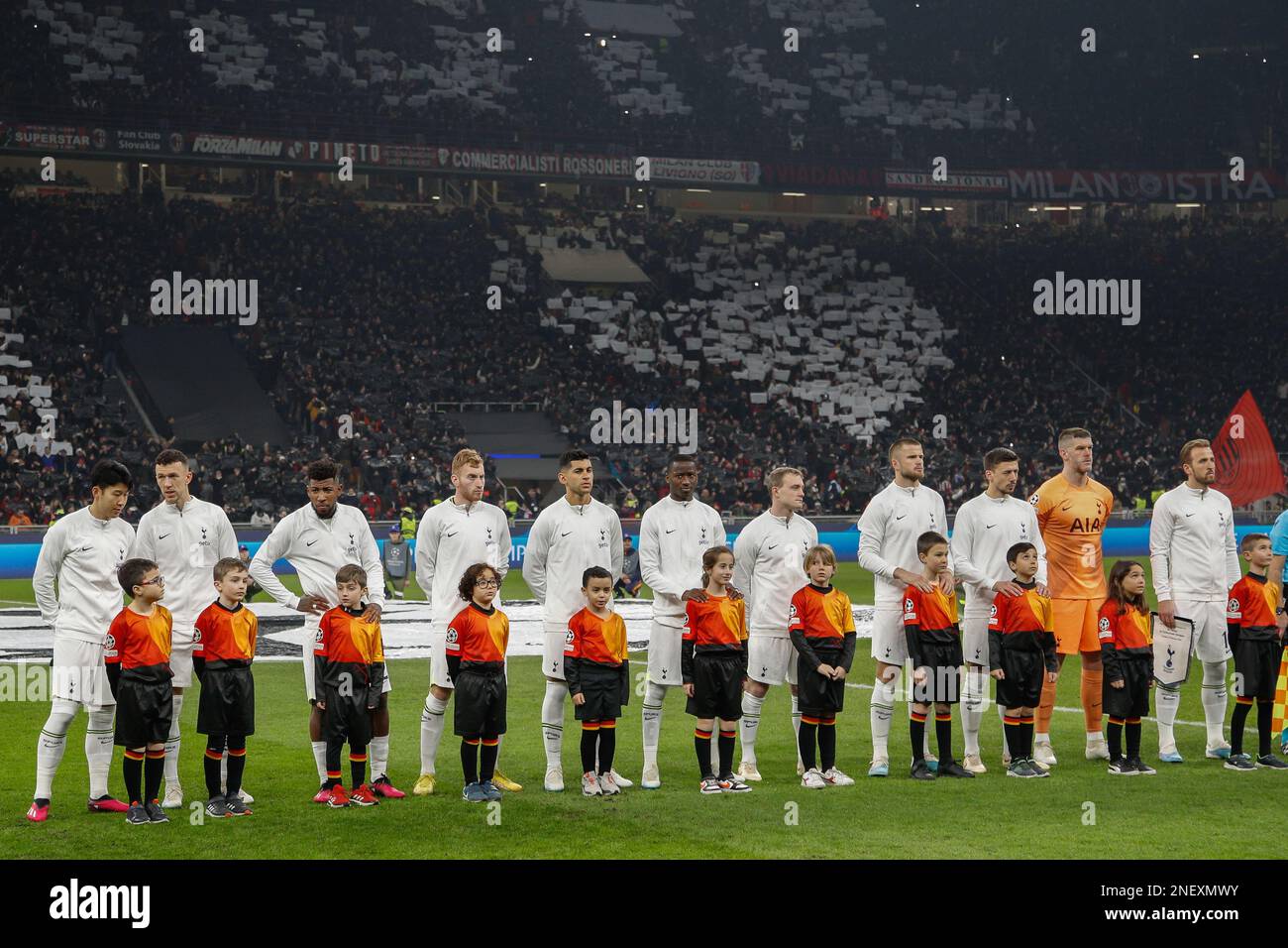 Mailand, Italien. 14. Februar 2023. Italien, Mailand, februar 14 2023: Beginn der Reihe von Tottenham Hotspur im Center Field für die Spielpräsentation während des Fußballspiels AC MILAN vs TOTTENHAM HOTSPUR, Runde mit 16 1. Beinen UCL 2022-2023 San Siro Stadion (Kreditbild: © Fabrizio Andrea Bertani/Pacific Press via ZUMA Press Wire) NUR REDAKTIONELLE VERWENDUNG! Nicht für den kommerziellen GEBRAUCH! Stockfoto