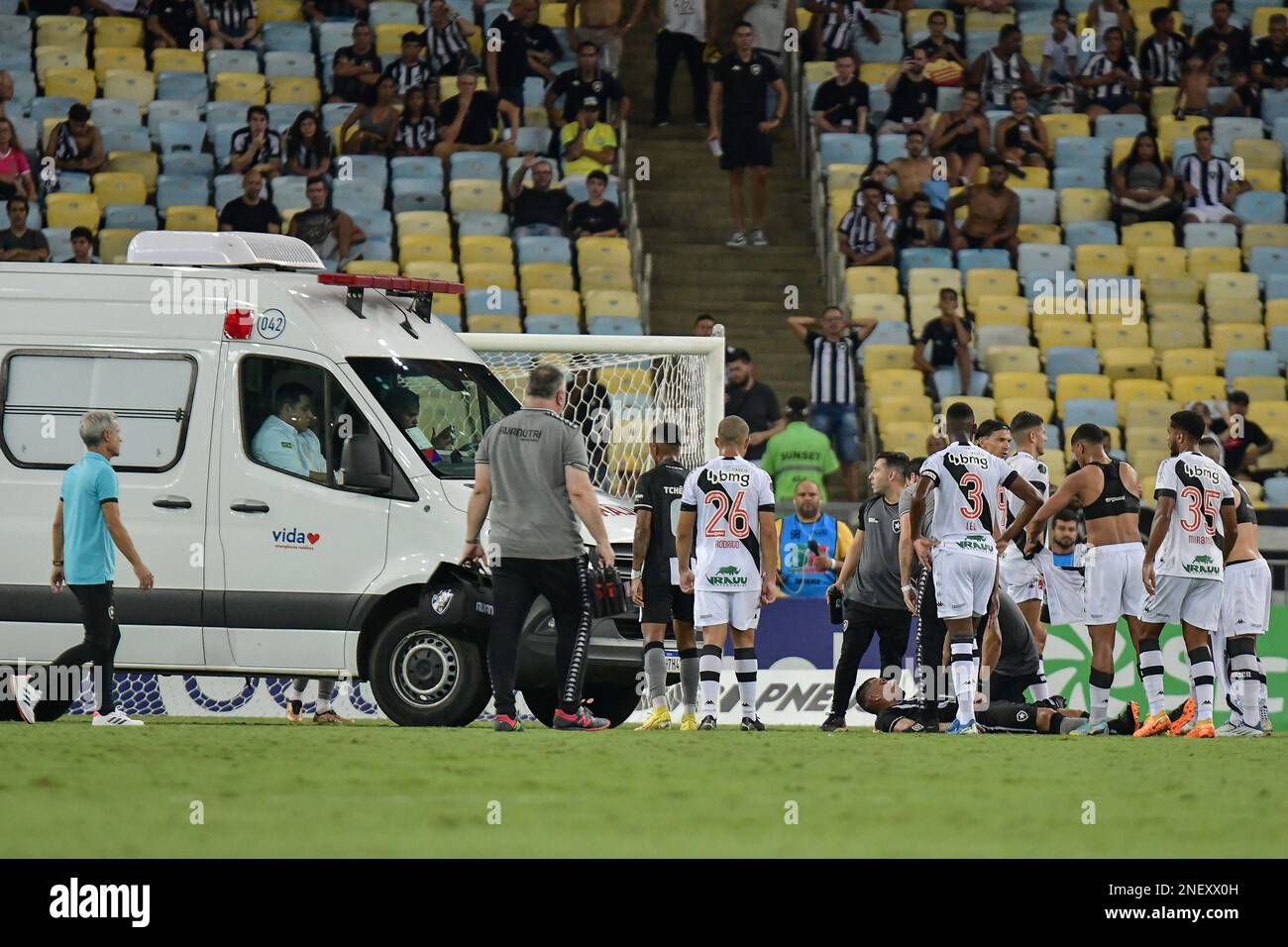 Rio de Janeiro, Brasilien, 16. Februar 2023. Philipe Sampaio von Botafogo verlässt den Rasen des Krankenwagens während des Spiels zwischen Vasco da Gama und Botafogo für die Meisterschaft Carioca 2023 im Maracana-Stadion in Rio de Janeiro am 16. Februar. Foto: Marcello Dias/DiaEsportivo/Alamy Live News Stockfoto