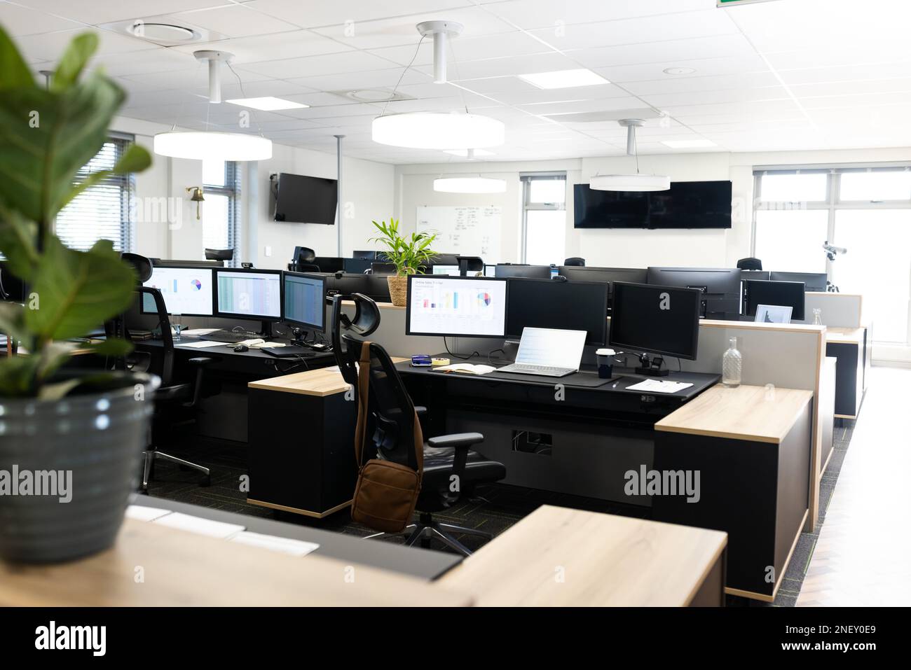 Offenes Büro mit Schreibtischen, Stühlen und Computern Stockfoto
